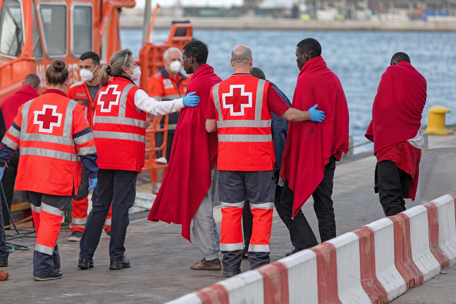 Imagen relacionada con Salvamento Marítimo rescata a 72 migrantes magrebíes cerca de Fuerteventura